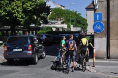 Cyklotrasa alebo jednosmerka pre motorové vozidlá? Dopravní policajti schválili aj väčšie nezmysly.