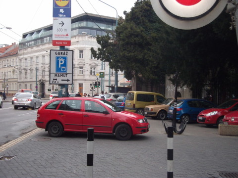 Malý trh - zóna s parkovaním len na vyznačených miestach. Autá tu napriek tomu celodenne parkujú mimo nich a blokujú hlavný peší ťah z autobusovej stanice do centra.