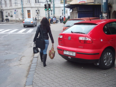 Malý trh - zóna s parkovaním len na vyznačených miestach. Autá tu napriek tomu celodenne parkujú mimo nich a blokujú hlavný peší ťah z autobusovej stanice do centra a chodcov vytláčajú často až na vozovku.