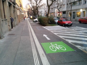 Šedou farbou zamaľované bývalé parkovacie boxy, ktoré pôsobili zmätočne. To auto v pozadí trčiace na cyklotrasu tam párkuje ilegálne. (marec 2014)