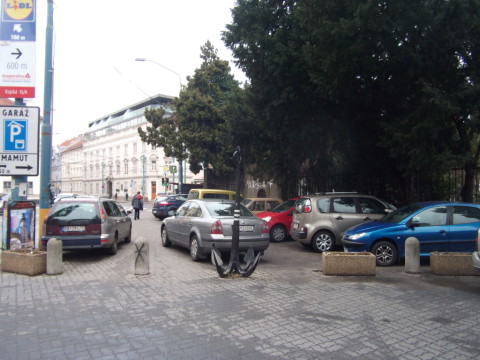 Parkovisko alebo hlavná trasa z centra na autobusovú stanicu? Všetky vozidlá na fotografii parkujú nelegálne, nachádzajú sa totiž v zóne s parkovaním len na vyznačených miestach. V blízkosti je pritom dostupné verejná garáž Mamut, ako hlási značka na stĺpe vľavo (značka sa našťastie zmestila medzi reklamy).