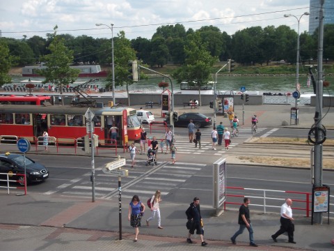 Chodci na priechode pre cyklistov (cez koľaje), cyklisti na priechode pre chodcov, značka Zosadni z bicykla namiesto dobudovania priechodu pre cyklistov cez celú cestu... Moderné cykloriešenie bratislavského štýlu.