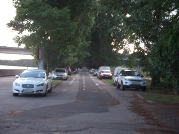 Cestička pre cyklistov, nábrežná promenáda alebo parkovisko s výhľadom na rieku?