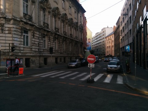 Označenie cykloprotismerky pomocou dopravných značiek B2 Zákaz vjazdu všetkých vozidiel s dodatkovou tabuľu E16b Jazda cyklistov v protismere povolná