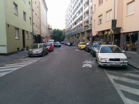 Tuto im značka koidoru pre cyklistov trošku ušla, vozovka je tu široká, kľudne mohol byť namaľovaný aj o pol metra do stredu ulice