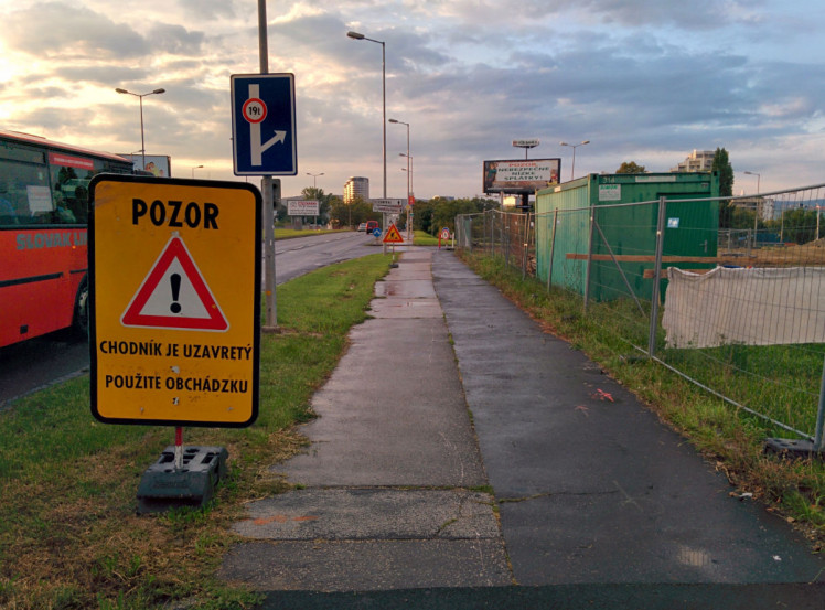 Tabuľa upozorňujúca na obchádzku na Bajkalskej