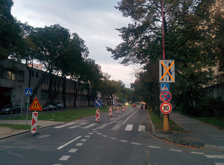 Návrh riešenia 1: Zrušenie cyklopruhu (zrušením platnosti značky) a doplnenie značky pozor cyklisti.