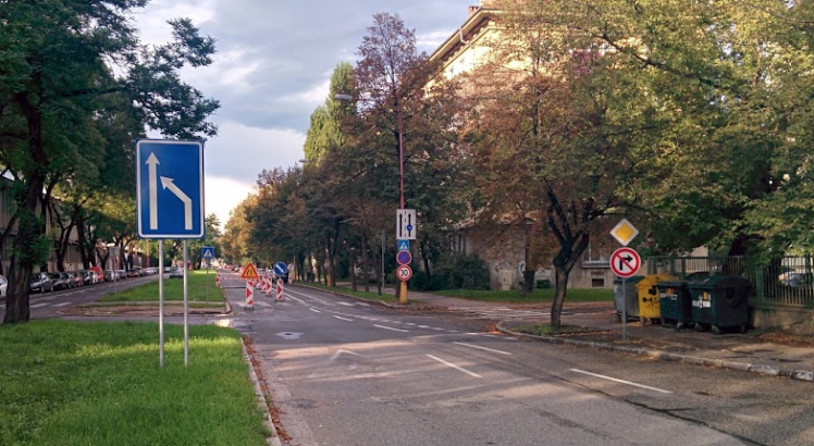 Značka upozorňujúca na zbiehanie jazdných pruhov doľava (tam kde sa opravuje vozovka)