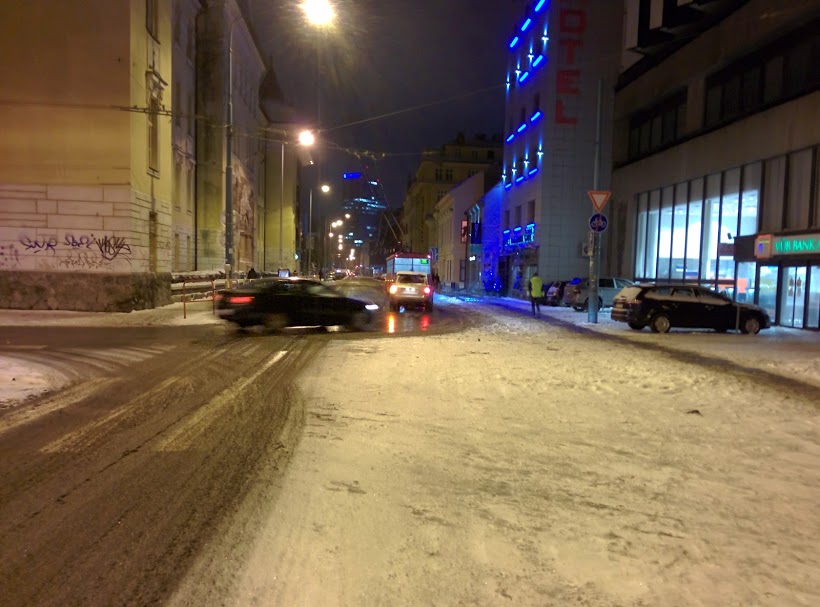 Tu je krásne vidieť pokiaľ by mohol siahať chodník na križovatke Rajskej s Dunajskou, chodci by prechádzali len cez jeden jazdný pruh a cyklopruh, prišom šráfovanie by sa mohlo stať chodníkom