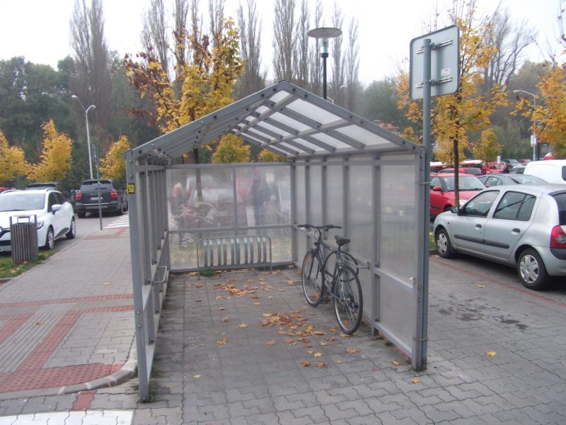 Cubicon - kryté parkovanie bicyklov. Samotné stojany však neumožňujú bezpečné zamknutie bicykla, na to lepšie slúžia madlá po stranách prístrešku.