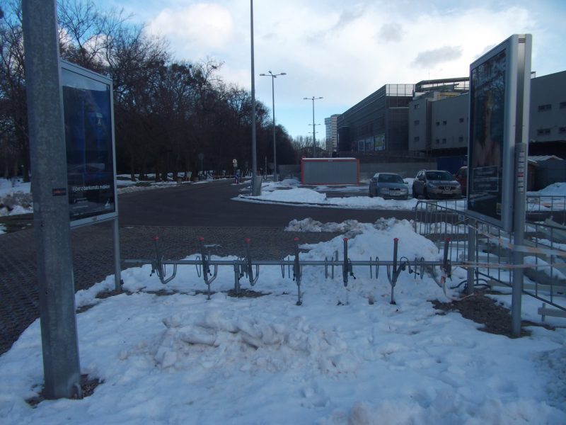 Aupark - vchod od sadu. Parkovanie pre sedem bicyklov. S trochou šikovnosti možno bicykle zamknúť aj dvoma zámkami, stojan však nie je ideálny.