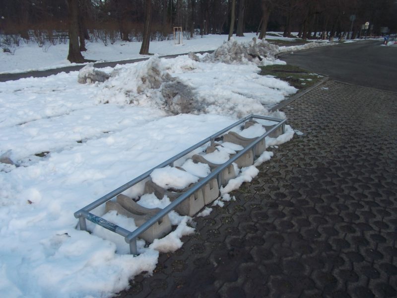 Aupark - vchod od sadu. Najlacnejšie a na bezpečné parkovanie úplne nepoužiteľné stojany.