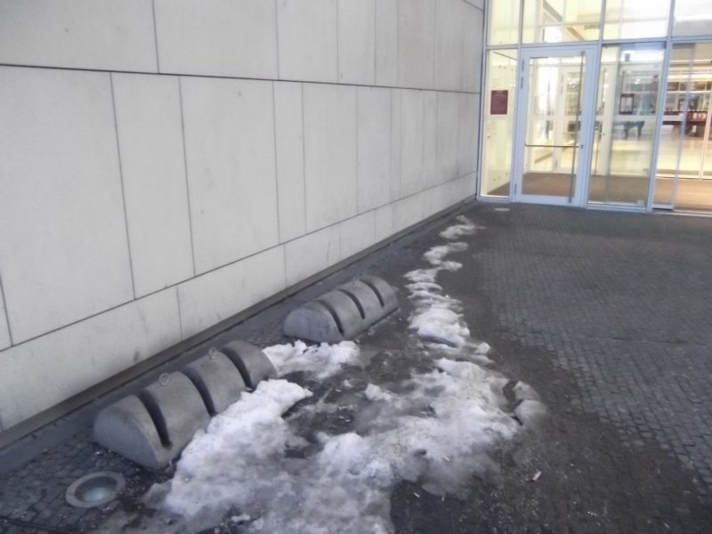 Eurovea - pôvodné úplne nevhodné "stojany". Ide o betónový blok s malým očkom, ktorý nespĺňa ani základné predpoklady na bezpečné uzamknutie bicykla.