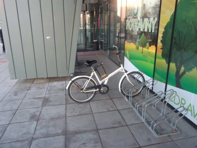 Retro - cyklostojan na dobrom mieste (blízko vchodu, pod strechou), avšak nevhodného typu - nie je možné bezpečne uzamknúť rám bicykla.