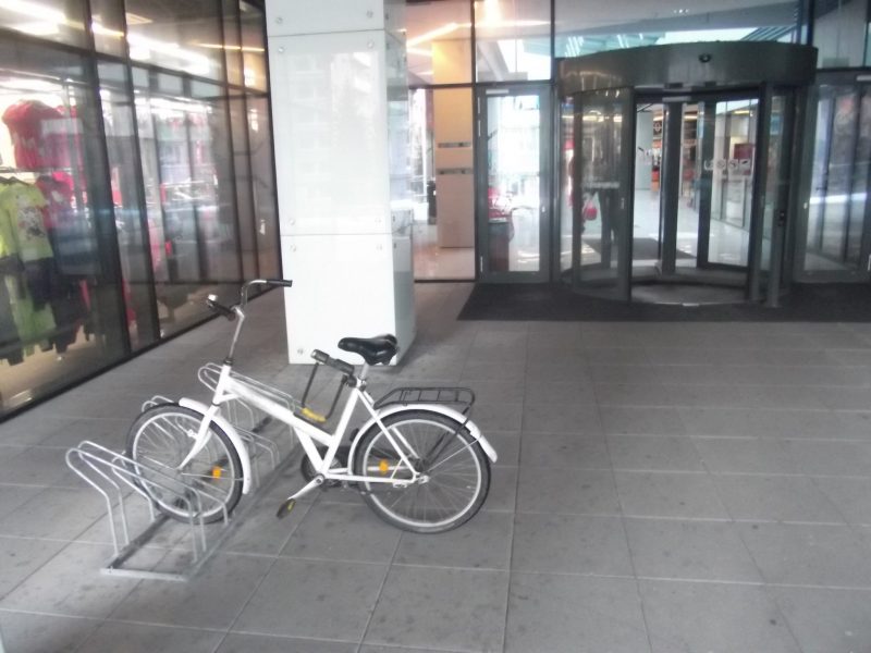 Retro - cyklostojan na dobrom mieste (blízko vchodu, pod strechou), avšak nevhodného typu - nie je možné bezpečne uzamknúť rám bicykla.