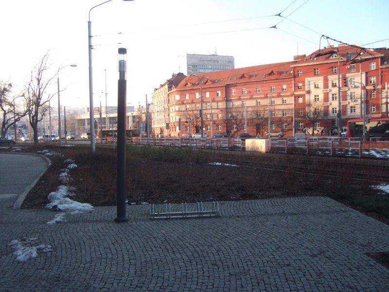 Centrál - zlé stojany na zlom mieste. V blízkosti nie je žiadny vchod.