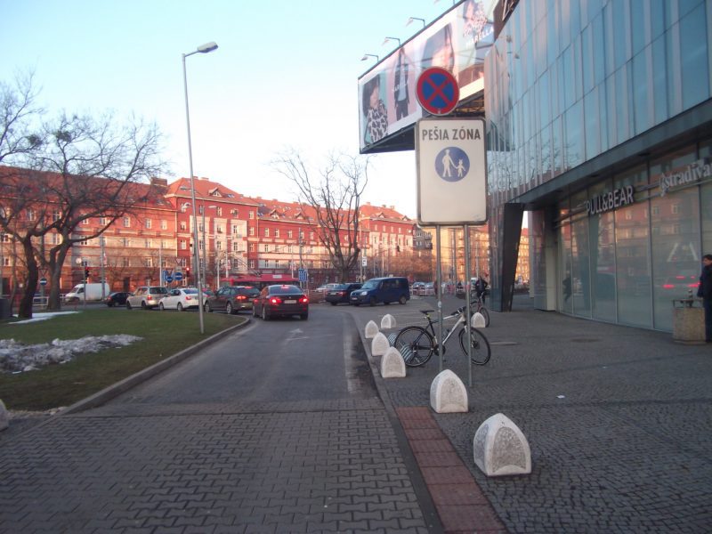 Centrál - parkovanie bicyklov pred hlavným vchodom.