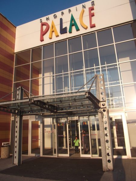 Shopping Palace - vchod do nákupnej galérie je bez cyklostojanu.