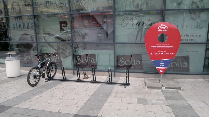 Polus - Bike Spot. Najlepšie stojany v rámci bratislavských nákupných centier. Nie je však možné uzamknúť bicykel v dvoch bodoch (ako je to na "obrátených účkach" umiestňovaných mestom), takže aj tu je čo zlepšiť.