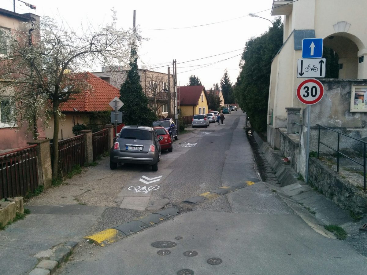 Začiatok jednosmernej časti Alstrovej ulice. Dodatková tabuľa a na ceste namaľovaný koridor pre cyklistov upozorňujú vodičov na výskit cyklistov aj v protismere.