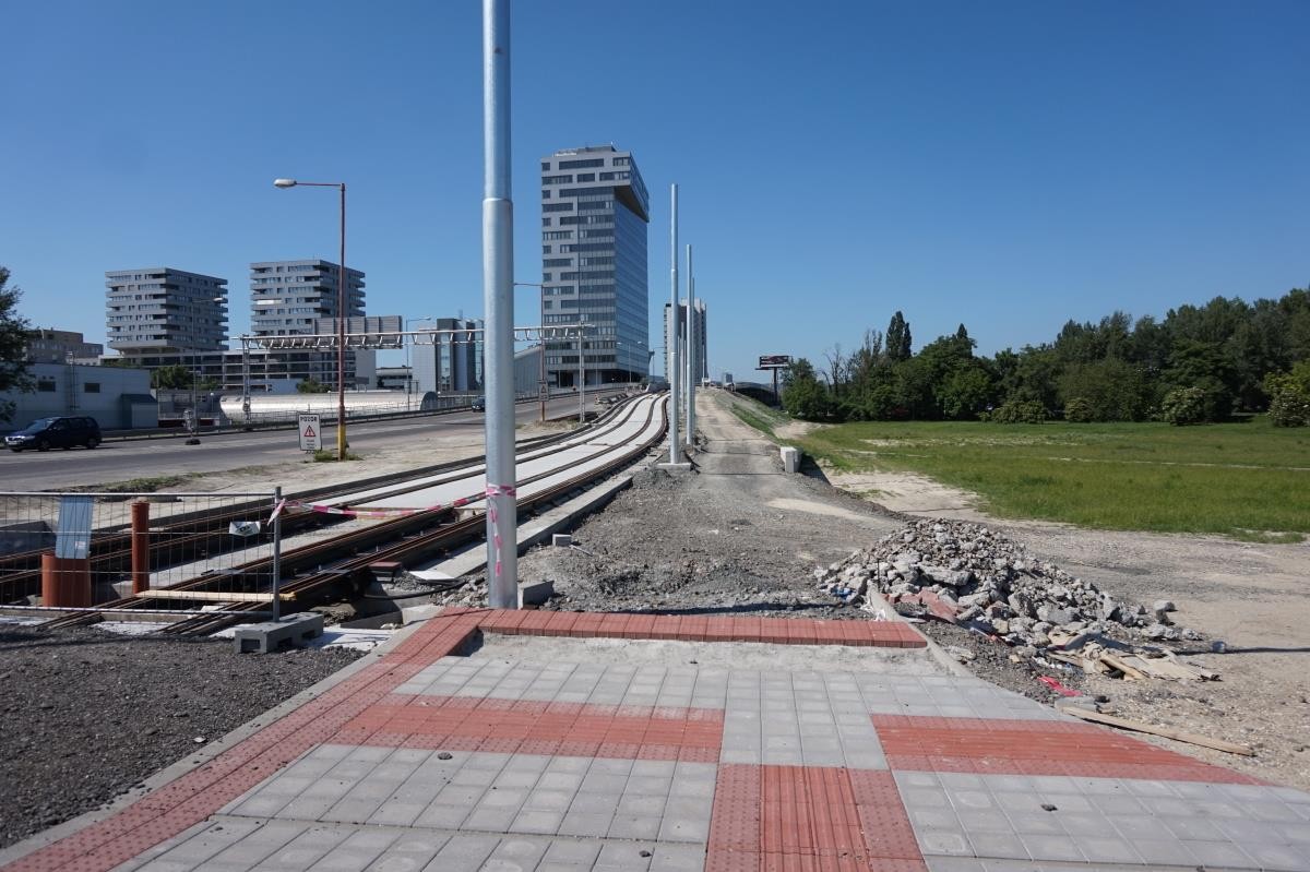 R18: Pôvodne to bolo vymyslené tak, že cyklisti budú zrážať chodcov stojacich na priechode pre chodcov cez električkovú trať a následne budú tlačiť bicykel cez priechod pre chodcov cez Bosákovu