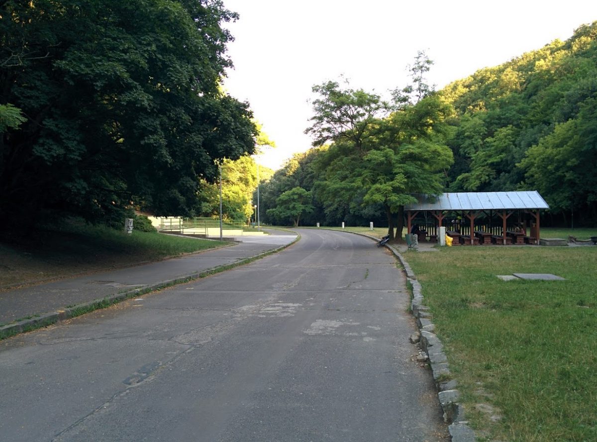 Cyklotrasa R11 vedie Parkom SNP, obľúbeným miestom pre relax a šport. Do parku je zákaz vjazdu motorových vozidiel, čiže na bicykli ste v bezpečí.