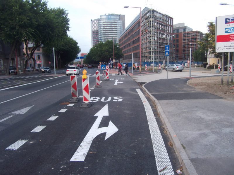 Za križovatkou začína zastávka MHD, poza ktorú je vybudovaná (a zatiaľ nevyznačená) cestička pre cyklistov. Po túto križovatku sa však dopravným značením zakázala cyklistom jazda v relatívne najbezpečnejšom pravom pruhu.