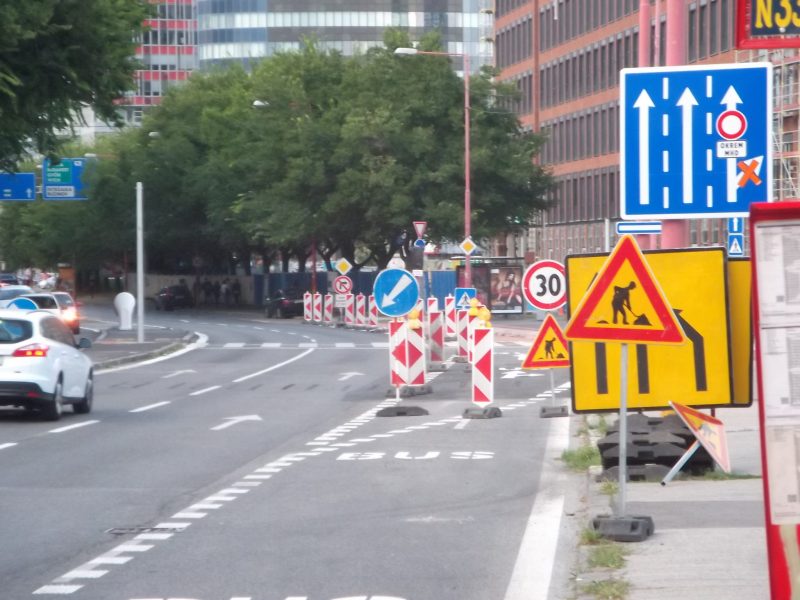 Pravý pruh sa napriek zatiaľ neexistujúcej cestičke pre cyklistov zmenil na vyhradený pre autobusy. Cyklisti by tu mali jazdiť v pravej časti stredného pruhu.