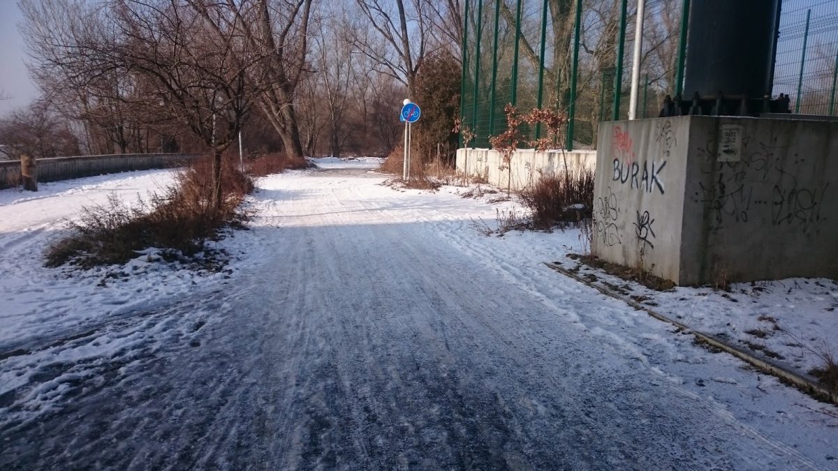 Neodhrnutá cyklotrasa R11 Nábrežie