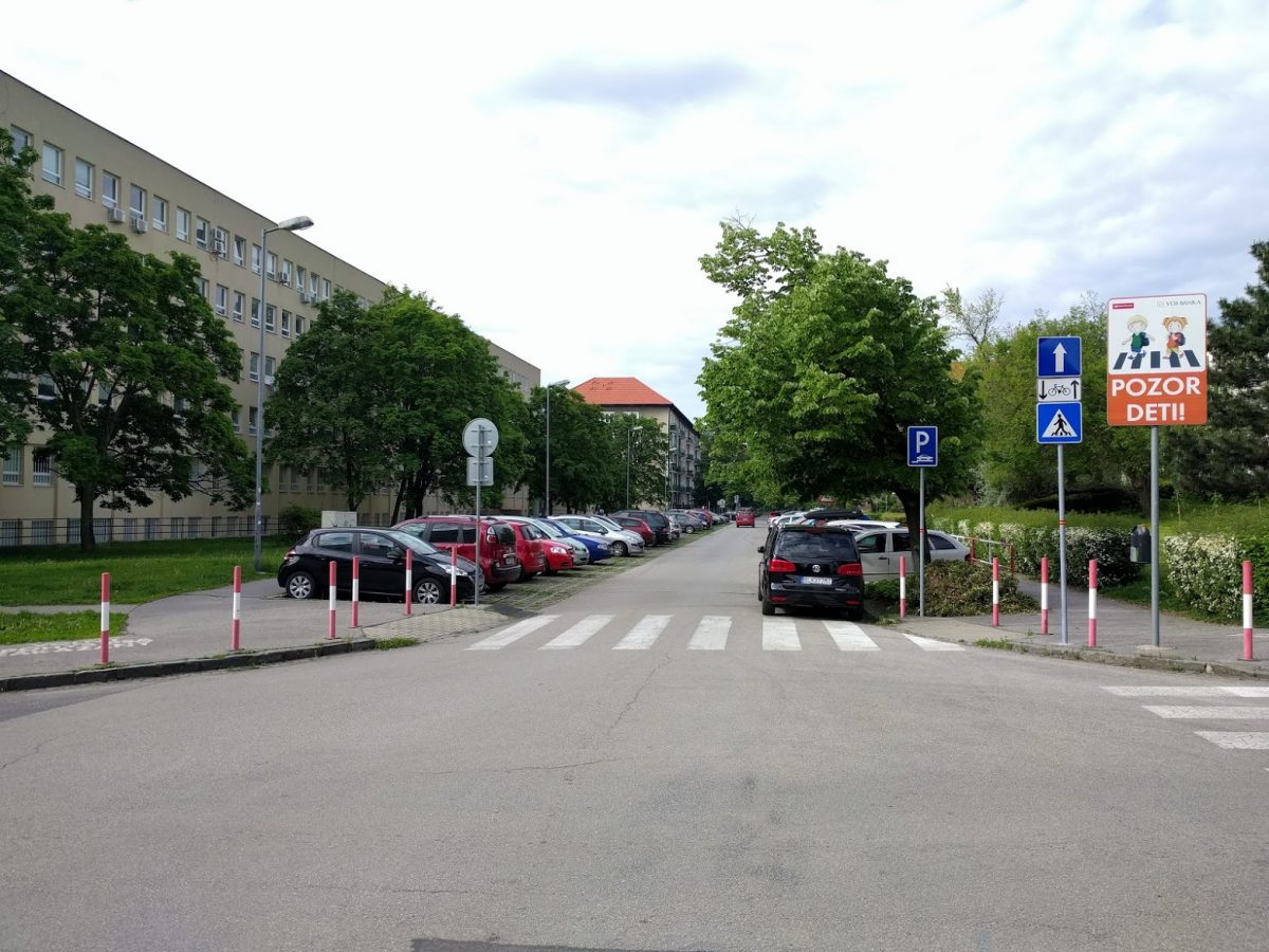 Doplnenie dopravného značenia upozorňujúceho vodičov, že v protismere je povolená jazda cyklistov - pohľad z križovatky s Legerského