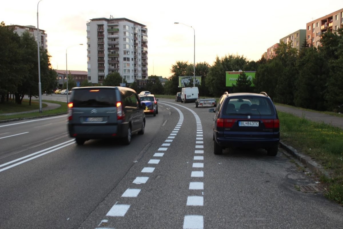 Budúci vyhradený pruh pre cyklistov medzi jazdným pruhom (autopruhom) vľavo a parkovacím pruhom (vpravo) - už len stačí otvoriť dvere na tej Alhambre rovno do dráhy cyklistovi (mesto sa z cyklopruhu na Košickej nepoučilo)